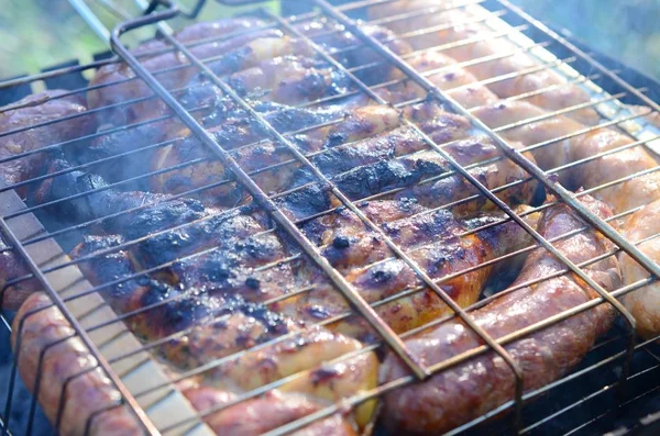 Carne di cottura povera e impropria in fiamme. Carne tostata con crosta troppo cotta — Foto Stock