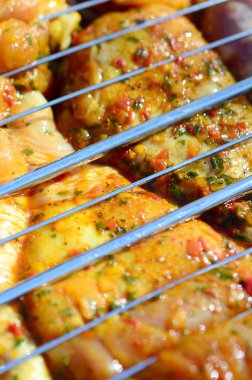 Sıcak Barbekü kömür alan ızgara üzerinde Marine tavuk bacakları