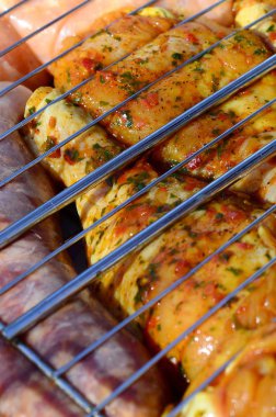 Sıcak Barbekü kömür alan ızgara üzerinde Marine tavuk bacakları