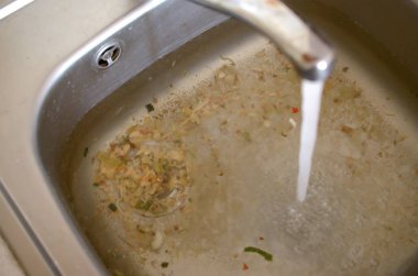 Paslanmaz çelik lavabo fiş delik su ve gıda parçacıkları dolu yakın