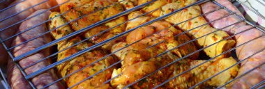 Sıcak Barbekü kömür alan ızgara üzerinde Marine tavuk bacakları