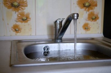 Paslanmaz çelik lavabo fiş delik su ve gıda parçacıkları dolu yakın