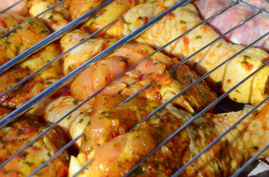 Sıcak Barbekü kömür alan ızgara üzerinde Marine tavuk bacakları