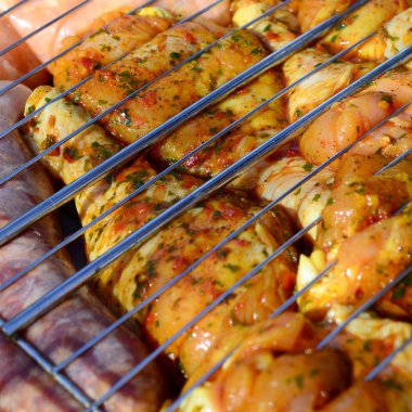 Sıcak Barbekü kömür alan ızgara üzerinde Marine tavuk bacakları
