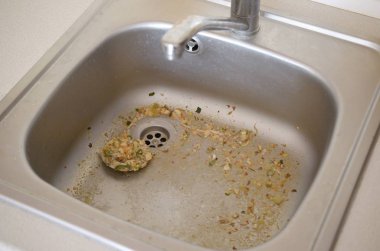 Gıda parçacıkları ile kirli tıkanma mutfak lavabo drenaj kapatın