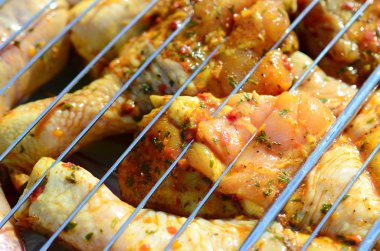 Sıcak Barbekü kömür alan ızgara üzerinde Marine tavuk bacakları