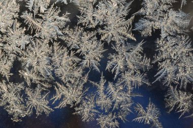 Pencere cam bölmesi üzerinde Kar taneleri don rime makro