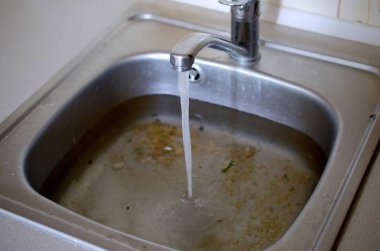 Paslanmaz çelik lavabo fiş delik su ve gıda parçacıkları dolu yakın