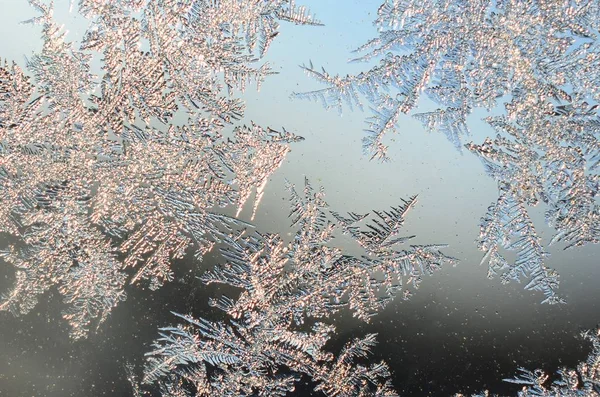 Pencere cam bölmesi üzerinde Kar taneleri don rime makro — Stok fotoğraf