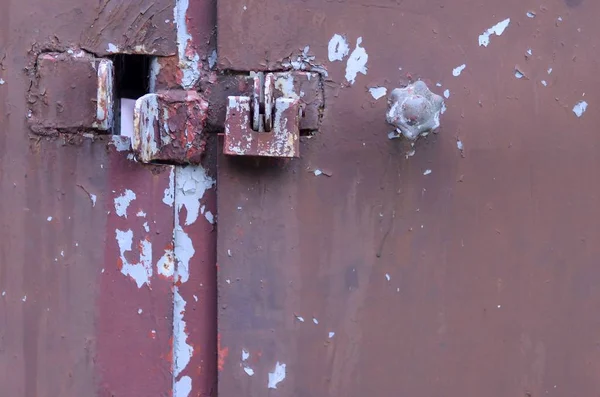 Cerrado cerradura de metal puerta de garaje seguridad candado de protección —  Fotos de Stock