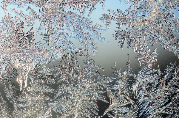 Fiocchi di neve gelo rime macro sul vetro della finestra — Foto Stock