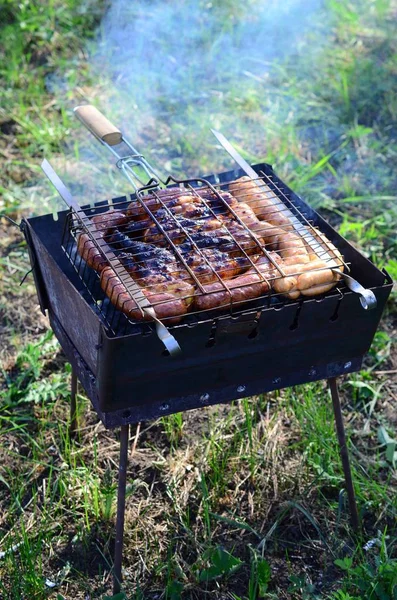 Słabe i niewłaściwe gotowanie mięsa w ogniu. Tosty mięsne z przegotowaną skorupą — Zdjęcie stockowe