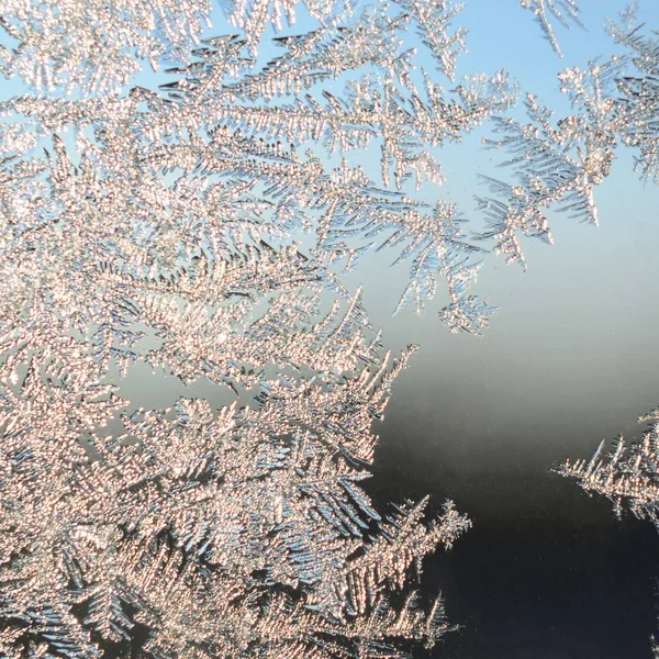 Flocos de neve geada rime macro no painel de vidro da janela — Fotografia de Stock