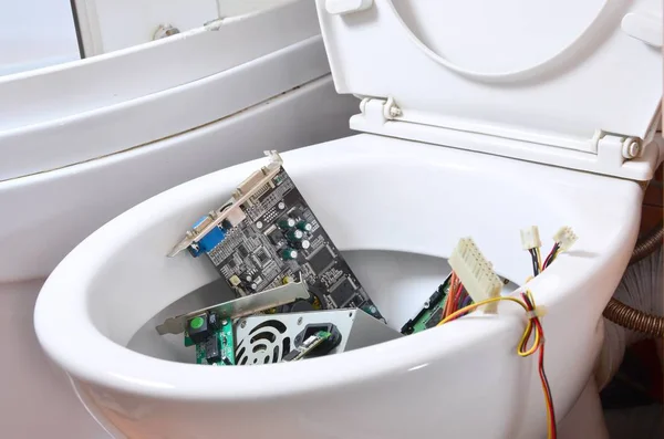 Les détails informatiques anciens et inutilisés sont recyclés dans un bol de toilette — Photo
