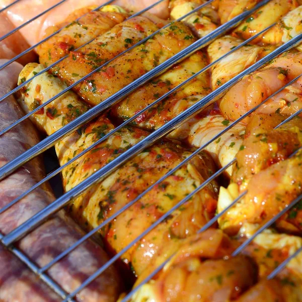 Patas de pollo marinadas en parrilla de campo de carbón barbacoa caliente — Foto de Stock