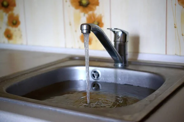 Paslanmaz çelik lavabo fiş delik su ve gıda parçacıkları dolu yakın