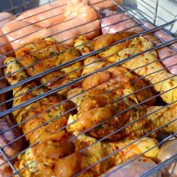 Patas de pollo marinadas en parrilla de campo de carbón barbacoa caliente — Foto de Stock