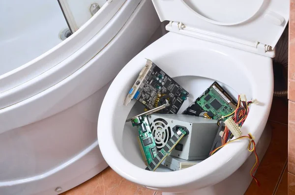 Les détails informatiques anciens et inutilisés sont recyclés dans un bol de toilette — Photo