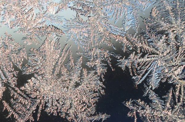 Flocos de neve geada rime macro no painel de vidro da janela — Fotografia de Stock