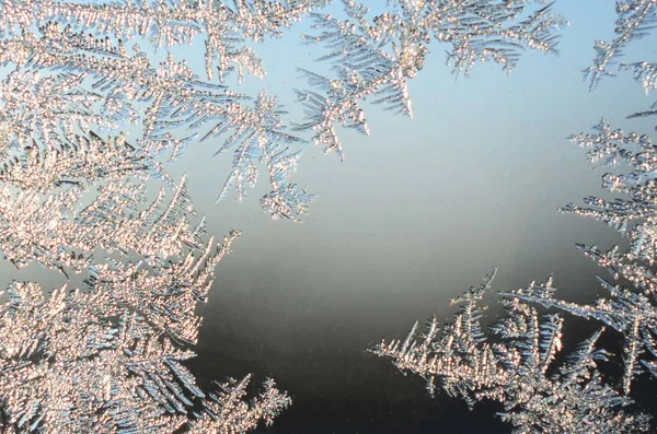 Pencere cam bölmesi üzerinde Kar taneleri don rime makro — Stok fotoğraf