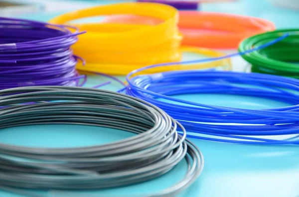 Plástico PLA e ABS material de filamento para impressão em uma caneta 3D ou impressora de várias cores — Fotografia de Stock