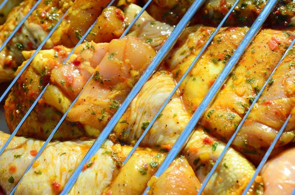 Gambe di pollo marinate sulla griglia del campo di carbone barbecue caldo — Foto Stock