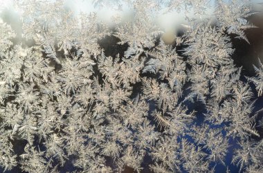 Pencere cam bölmesi üzerinde Kar taneleri don rime makro
