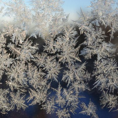 Pencere cam bölmesi üzerinde Kar taneleri don rime makro