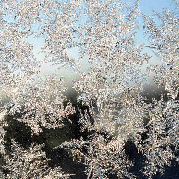 Flocos de neve geada rime macro no painel de vidro da janela — Fotografia de Stock