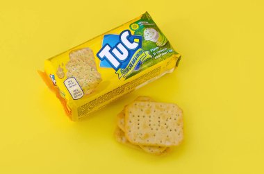 Parlak sarı arka planda Tuc çerez paketi