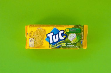 Parlak yeşil arka planda Tuc çerez paketi