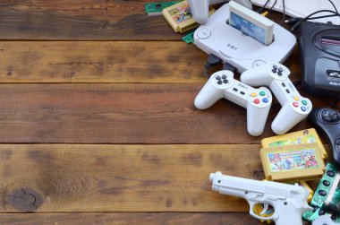 Eski 8-bit video oyun konsolu ve joystickler ve kartuşlar gibi birçok oyun aksesuarı