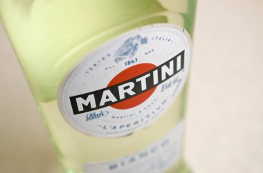 Bir şişe Vermouth Martini Rossi Bej duvar arkaplanındaki logoyu kapat