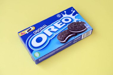 Açık sarı arka planda Oreo sandviç kremalı bisküviler.