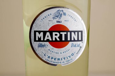 Bir şişe Vermouth Martini Rossi Bej duvar arkaplanındaki logoyu kapat