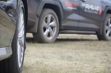 Köprü taşı turanza lastikleri ve alüminyum jantlı Toyota Corolla tekerleği