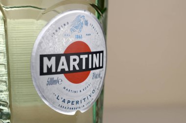 Bir şişe Vermouth Martini Rossi Bej duvar arkaplanındaki logoyu kapat