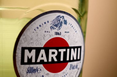 Bir şişe Vermouth Martini Rossi Bej duvar arkaplanındaki logoyu kapat