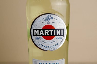 Bir şişe Vermouth Martini Rossi Bej duvar arkaplanındaki logoyu kapat