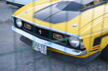 Açık otoparkta parlak sarı renkli Ford Mustang Mach 1 'in ön görüntüsü