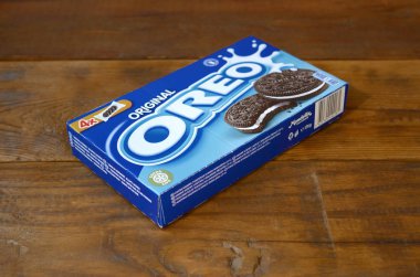 Koyu ahşap arka planda Oreo sandviç kremalı bisküviler.