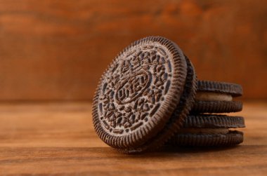 Tahta arka planda birçok Oreo sandviç kremalı bisküvi.