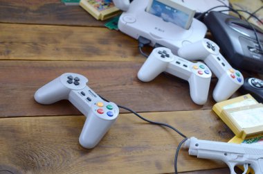 Eski 8-bit video oyun konsolu ve joystickler ve kartuşlar gibi birçok oyun aksesuarı