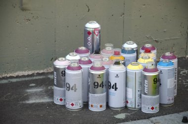 Montana Mtn 94 ve Kobra açık havada grafiti yapmak için sprey kutu kullanmışlar.