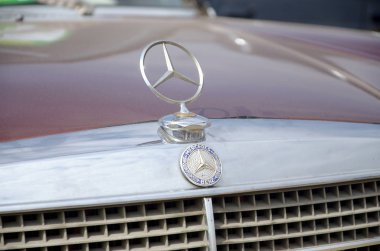 Mersedes Benz logosu eski arabanın ön tarafında. Açık havada.