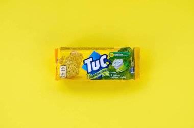 Parlak sarı arka planda Tuc çerez paketi