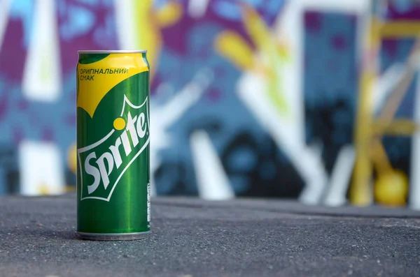 Sprite klasické pití může na rozmazané barevné pozadí venku — Stock fotografie
