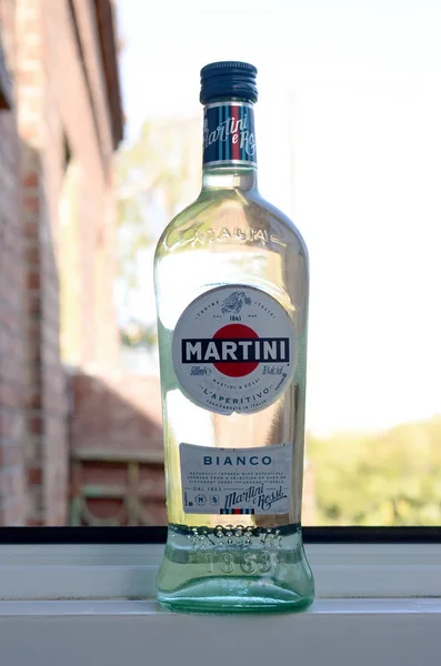 Pullo Vermouth Martini Rossi lähikuva logo vihreät puut tausta — kuvapankkivalokuva
