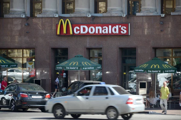 Ресторан McDonald 's на Павловской площади 6 в Харькове, Украина — стоковое фото