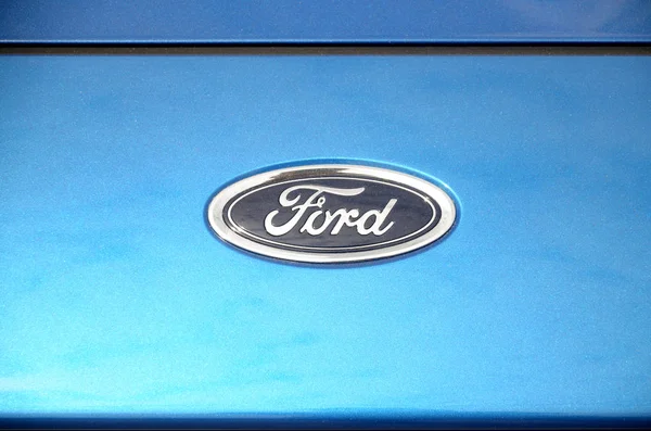 Ford logo in blue car front part close up outdoors — Stock Photo, Image